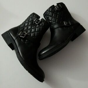 NWOB $139 Arturo Chiang Sarabeth Quilted Boot Black Leather Size 8.5 Runs Small
